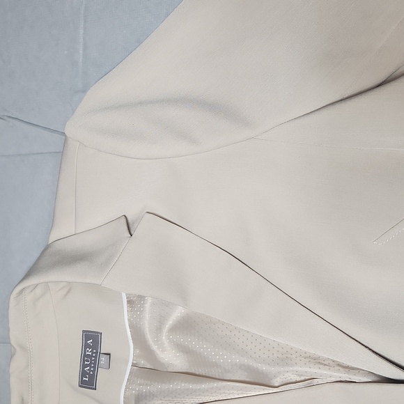 Laura Blazer - Picture 6 of 14